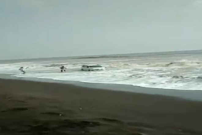 ertiga stuck beach 660