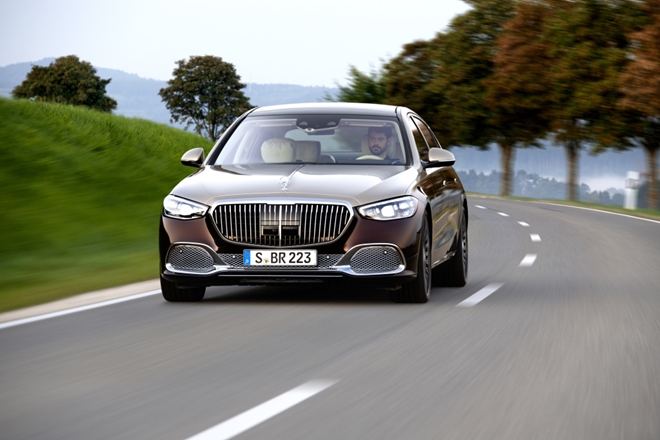 Mercedes-Maybach S-Klasse; Exterieur: designo rubelitrot/kalaharigold; Interieur: Leder Nappa macchiatobeige/bronzebraun pearl; Zierteile: designo Holz Walnuss braun offenporig aluminium lines 